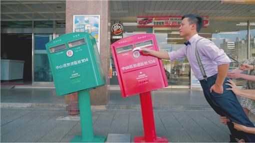 歪腰邮筒前跳舞(翻摄自YOUKU)